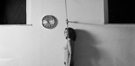 L’atto performativo raccontato attraverso gli occhi di Elisabetta Catalano, in mostra al MAXXI