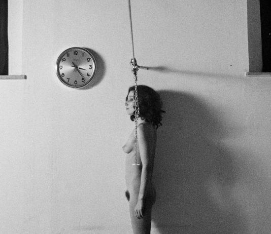 L’atto performativo raccontato attraverso gli occhi di Elisabetta Catalano, in mostra al MAXXI