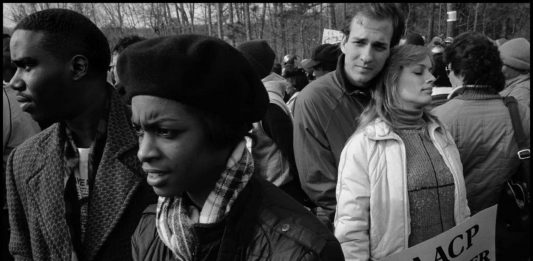 Solidarity: la Magnum Square Print Sale 2020 e Vogue a sostegno della NAACP Anti-racism march, Forsyth County, Georgia, USA, 1987 © Eli Reed / Magnum Photos