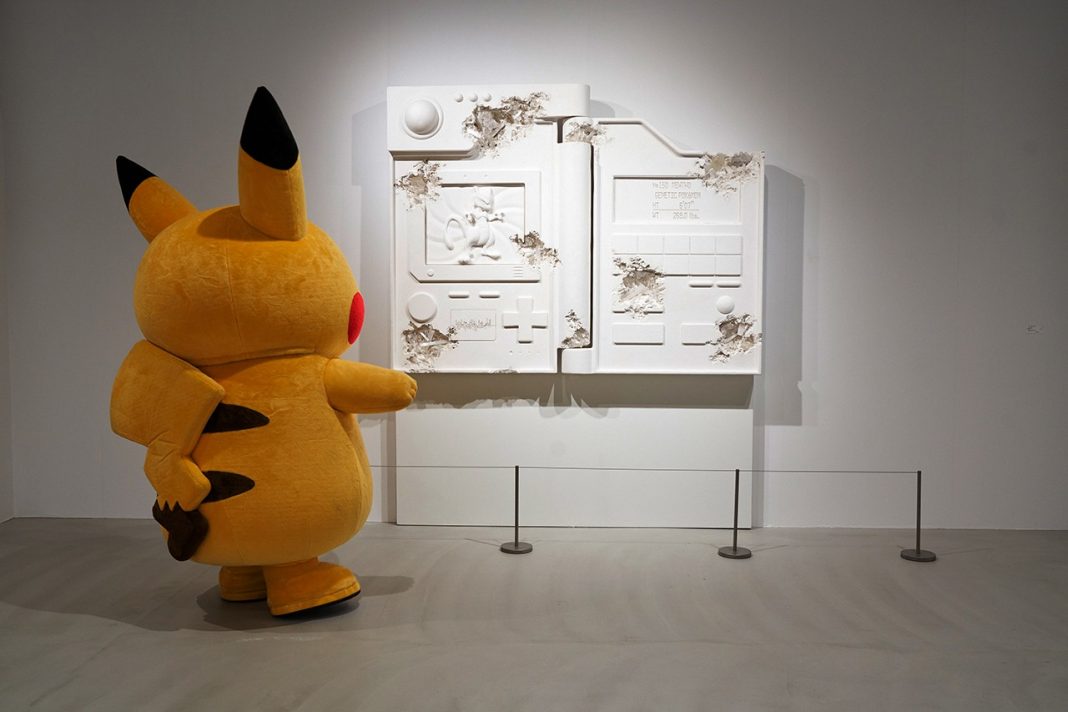 Pikachu in visita alla mostra di Daniel Arsham a tema Pokémon. Per saperne di più, non vi resta che leggere le notizie dal mondo dell'arte di questa settimana (fonte: Hypebeast).