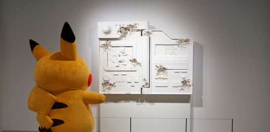 exibart.artworld: il giro del mondo dell’arte in sei notizie Pikachu in visita alla mostra di Daniel Arsham a tema Pokémon. Per saperne di più, non vi resta che leggere le notizie dal mondo dell'arte di questa settimana (fonte: Hypebeast).