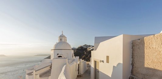 Due residenze a Fira: Kapsimalis Architects rivisitano lo stile di Santorini