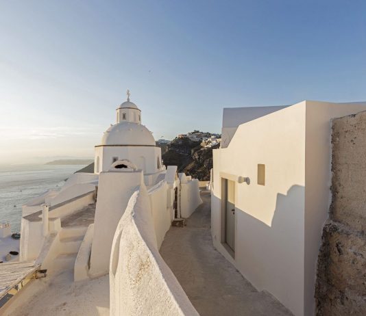 Due residenze a Fira: Kapsimalis Architects rivisitano lo stile di Santorini