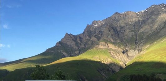 Il cielo è più largo di una stanza: sulle Alpi svizzere un vero hotel “con vista” Null Stern Hotel