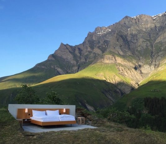 Il cielo è più largo di una stanza: sulle Alpi svizzere un vero hotel “con vista” Null Stern Hotel