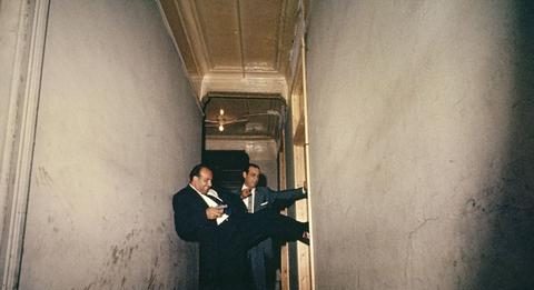 10 libri di fotografia da acquistare prima di subito. Anche senza spiaggia The Atmosphere of Crime, 1957 di Gordon Parks, co-pubblicato da Steidl e la fondazione Gordon Parks, in collaborazione con MoMA