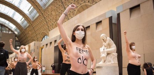 FEMEN a petto nudo al Musée d’Orsay, per la “querelle della scollatura”