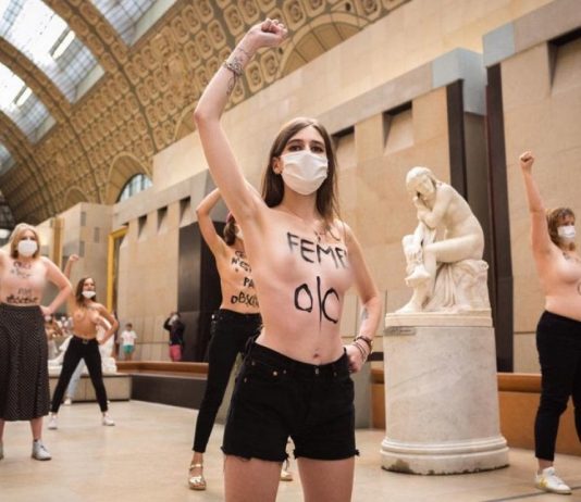 FEMEN a petto nudo al Musée d’Orsay, per la “querelle della scollatura”