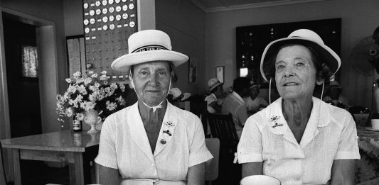 Biennale Donna: i temi e le artiste della mostra fotografica di quest’anno Una delle fotografie di Paola Agosti in mostra alla Biennale Donna è Sud Africa, Stellenbosch, aprile 1983. Il circolo delle bocce ("bowls"). (courtesy: Paola Agosti)