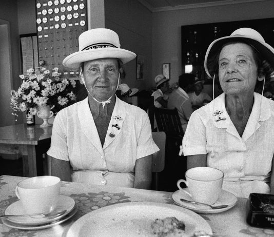 Biennale Donna: i temi e le artiste della mostra fotografica di quest’anno Una delle fotografie di Paola Agosti in mostra alla Biennale Donna è Sud Africa, Stellenbosch, aprile 1983. Il circolo delle bocce ("bowls"). (courtesy: Paola Agosti)