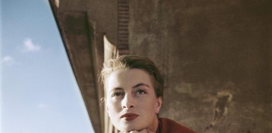 “Capa in color”: gli scatti a colori di Robert Capa ai Musei Reali di Torino Capucine, modella e attrice francese, al balcone, Roma, Agosto 1951. © Robert Capa International Center of Photography Magnum Photo