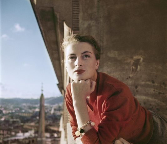 “Capa in color”: gli scatti a colori di Robert Capa ai Musei Reali di Torino Capucine, modella e attrice francese, al balcone, Roma, Agosto 1951. © Robert Capa International Center of Photography Magnum Photo
