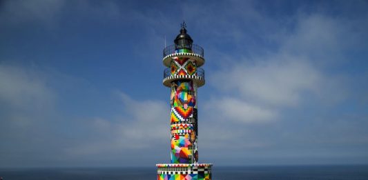 Okuda San Miguel trasforma il Faro de Ajo in un capolavoro di street art
