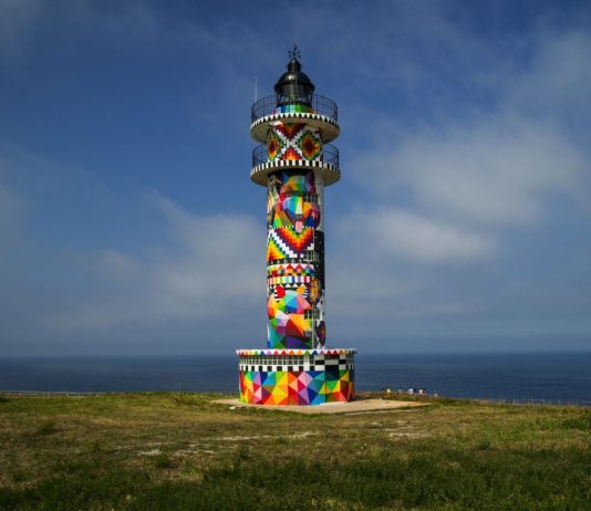 Okuda San Miguel trasforma il Faro de Ajo in un capolavoro di street art