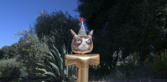 Gattini e mitologia greca, per le sculture gonfiabili di Adam Parker Smith L'opera di Adam Parker Smith