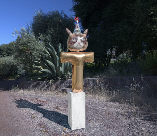 Gattini e mitologia greca, per le sculture gonfiabili di Adam Parker Smith L'opera di Adam Parker Smith