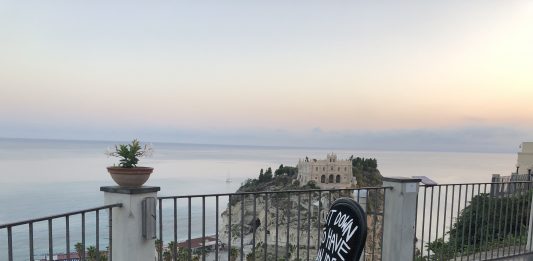 Una poltrona per le idee. Il progetto itinerante di Andrea Bianconi arriva a Tropea