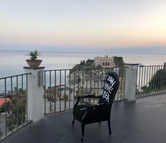 Una poltrona per le idee. Il progetto itinerante di Andrea Bianconi arriva a Tropea
