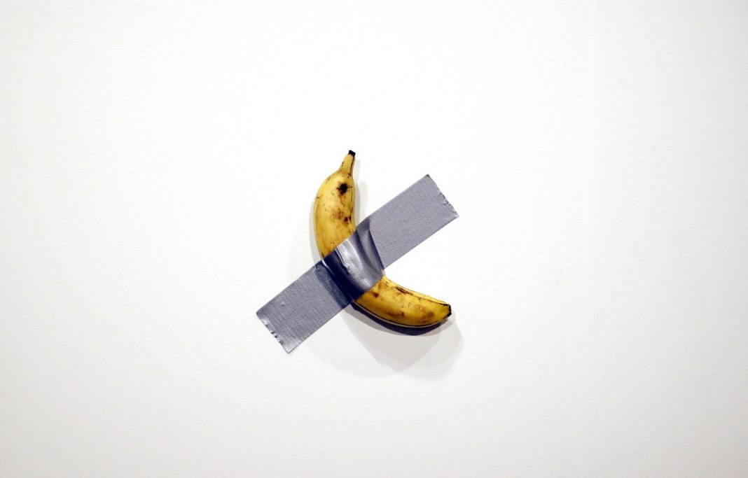 Comedian di Maurizio Cattelan, l'iconica banana appesa al muro con del nastro adesivo è stata donata al Guggenheim Museum.