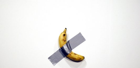 La banana di Cattelan va al museo Comedian di Maurizio Cattelan, l'iconica banana appesa al muro con del nastro adesivo è stata donata al Guggenheim Museum.