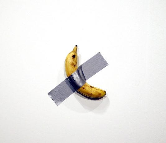 La banana di Cattelan va al museo Comedian di Maurizio Cattelan, l'iconica banana appesa al muro con del nastro adesivo è stata donata al Guggenheim Museum.