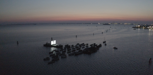 A Venezia, un Cinema Galleggiante per muoversi in Acque Sconosciute