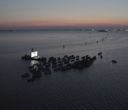A Venezia, un Cinema Galleggiante per muoversi in Acque Sconosciute