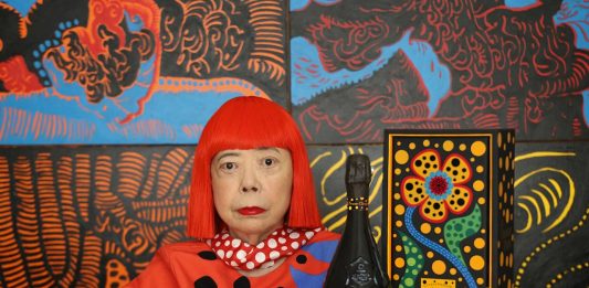 Bollicine e pois: Yayoi Kusama firma lo champagne di Veuve Clicquot