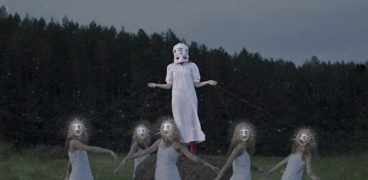 Sculture indossabili in Rete: 3 artiste che fanno della loro arte un abito