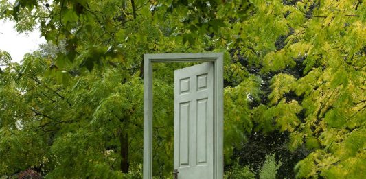 Frieze Viewing Room: un’anteprima dell’edizione 2020 Gavin Turk, L’Âge d’Or (Green & Red) (2019). Maruani Mercier, Frieze Sculpture 2020. Photo by Stephen White. Courtesy of Stephen White/Frieze