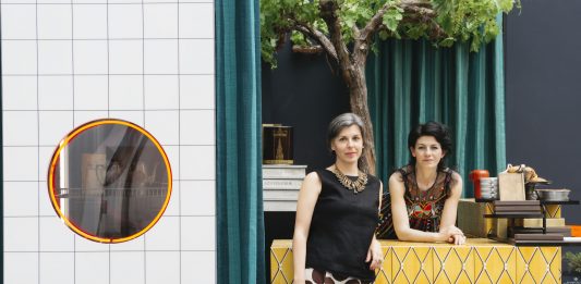 Vedi Napoli e poi…EDIT. Intervista a Domitilla Dardi EDIT Napoli 2019 - Emilia Petruccelli and Domitilla Dardi at Scaturchio courtyard with the bar designed by Giuliano Andrea Dell'Uva ©Lea Anouchinsky