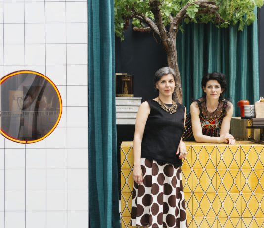 Vedi Napoli e poi…EDIT. Intervista a Domitilla Dardi EDIT Napoli 2019 - Emilia Petruccelli and Domitilla Dardi at Scaturchio courtyard with the bar designed by Giuliano Andrea Dell'Uva ©Lea Anouchinsky