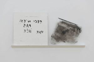 Emanuele Becheri, Ceci n'est pas une idée,tecnica mista su vetro, cartone pressato, inchiostro tipografico, 105x50cm, 2013