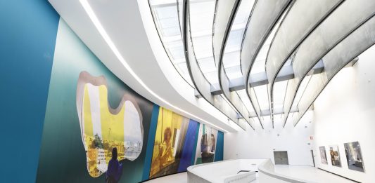 Al MAXXI, l’opera atemporale di Isaac Julien in omaggio a Lina Bo Bardi Isaac Julien. Lina Bo Bardi — Un meraviglioso groviglio | Photo © Musacchio, Ianniello & Pasqualini, courtesy Fondazione MAXXI