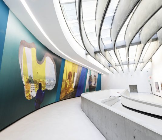 Al MAXXI, l’opera atemporale di Isaac Julien in omaggio a Lina Bo Bardi Isaac Julien. Lina Bo Bardi — Un meraviglioso groviglio | Photo © Musacchio, Ianniello & Pasqualini, courtesy Fondazione MAXXI