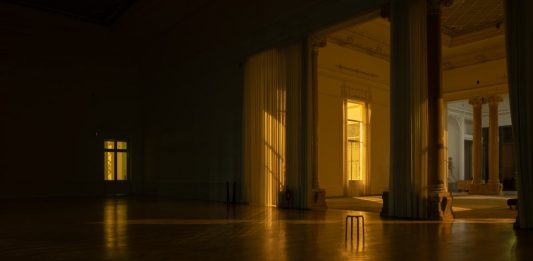 Ore sospese. A Milano, un diario fotografico per raccontare l’Italia