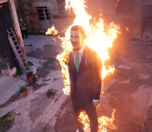 Sierra e Merino bruciano la statua di Re Felipe VI nel giorno della festa nazionale spagnola