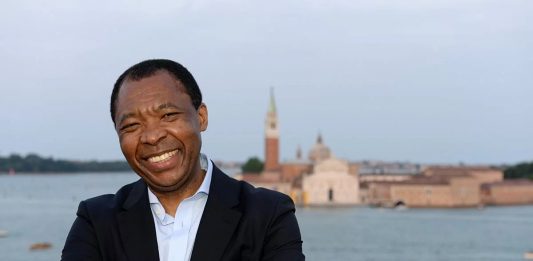 L’ultima mostra di Okwui Enwezor si farà, con un team curatoriale d’eccezione