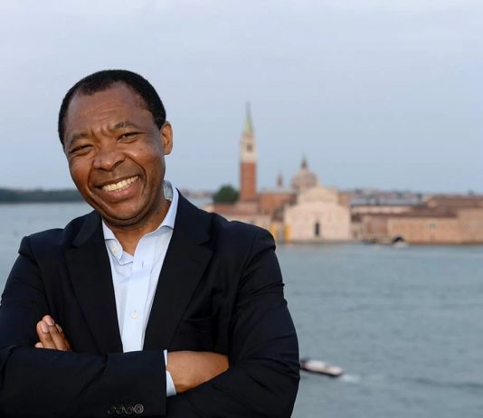 L’ultima mostra di Okwui Enwezor si farà, con un team curatoriale d’eccezione