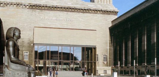 70 opere d’arte vandalizzate in tre musei di Berlino: si sospetta la mano di QAnon