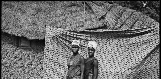 Tête à Têtes. Ritratti dell’Africa Occidentale Sanlé Sory 'Les Deux Villageoises au Pagne, 1974'