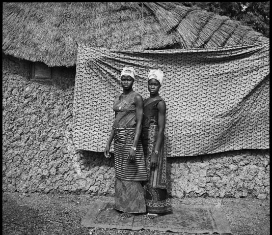 Tête à Têtes. Ritratti dell’Africa Occidentale Sanlé Sory 'Les Deux Villageoises au Pagne, 1974'