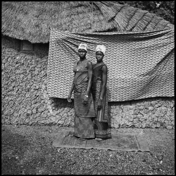 Sanlé Sory 'Les Deux Villageoises au Pagne, 1974' Sanlé Sory 'Les Deux Villageoises au Pagne, 1974'