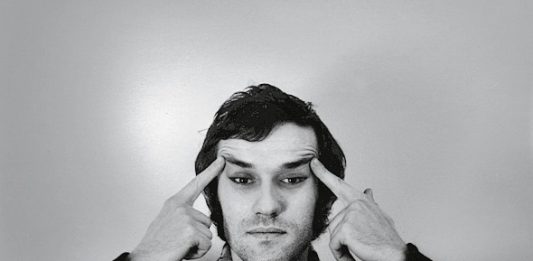 Se l’opera non è autentica: il caso del (falso) Boetti venduto da Telemarket Alighiero Boetti