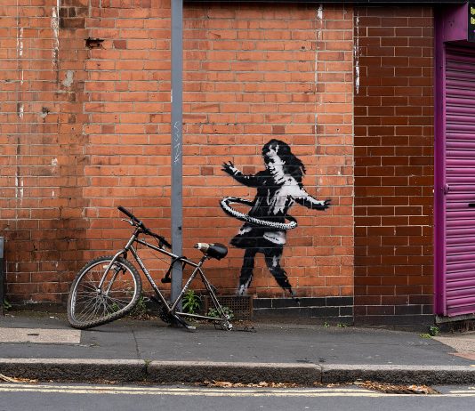 Ballando con la ruota di bici: la nuova opera di Banksy a Nottigham