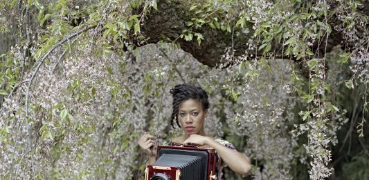 Deana Lawson vince l’Hugo Boss Prize 2020 con le sue foto surreali e intimistiche Deana Lawson, Deana Lawson Self-Portrait, 2012. © Deana Lawson, courtesy of Sikkema Jenkins & Co., New York