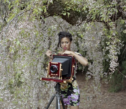 Deana Lawson vince l’Hugo Boss Prize 2020 con le sue foto surreali e intimistiche Deana Lawson, Deana Lawson Self-Portrait, 2012. © Deana Lawson, courtesy of Sikkema Jenkins & Co., New York