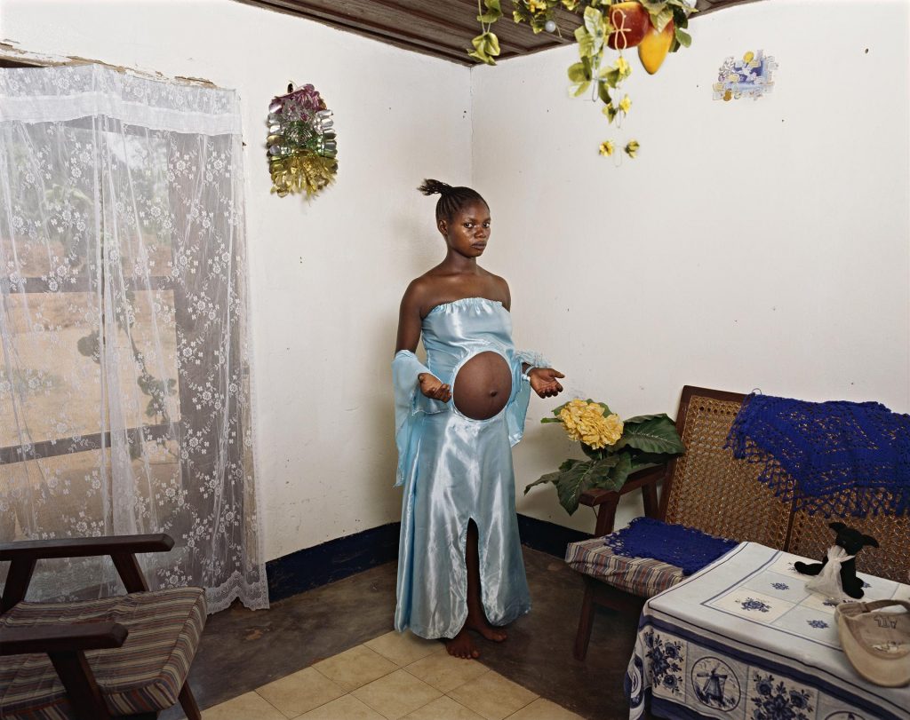 Deana Lawson, Mama Goma, Gemena, DR Congo, 2014. Pigment print 35 x 44.125 inches (88.9 x 112.1 cm). © Deana Lawson, courtesy Sikkema Jenkins & Co., New York, and Rhona Hoffman Gallery, Chicago