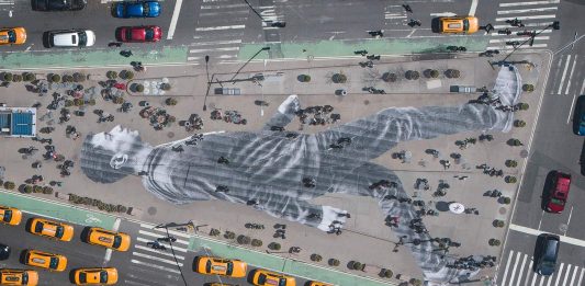 JR: Chronicles. La grande mostra dello street artist francese, alla Saatchi Gallery