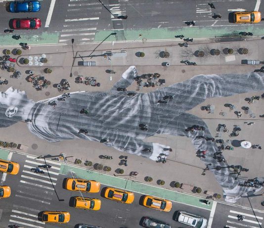 JR: Chronicles. La grande mostra dello street artist francese, alla Saatchi Gallery